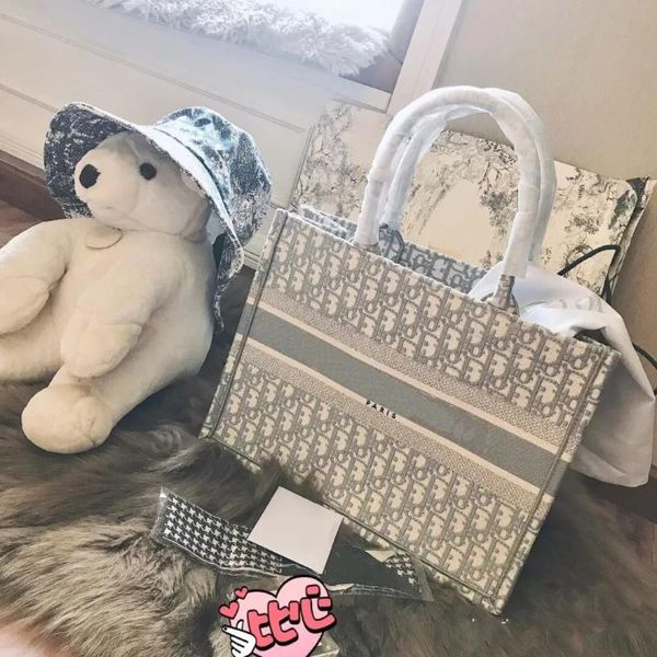waist bags fashion all-match one-shoulder messenger tote bag original three-dimensional embossed embroidered canvas with silk scarf
waist bags fashion all-match one-shoulder messenger tote bag original three-dimensional embossed embroidered canvas with silk scarf