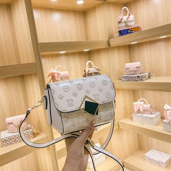 2022 factory wholesale bag fashion trend mini chain messenger female summer fresh single shoulder small bag
2022 factory wholesale bag fashion trend mini chain messenger female summer fresh single shoulder small bag