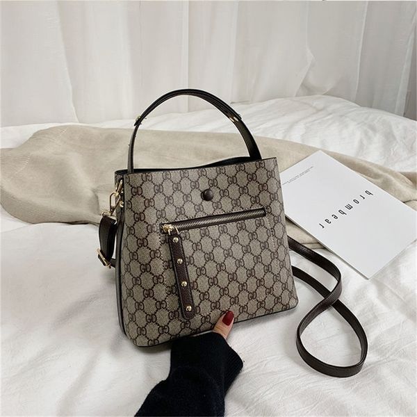 designer sale bucket bag women's new fashion versatile retro popular portable one shoulder messenger bag
designer sale bucket bag women's new fashion versatile retro popular portable one shoulder messenger bag