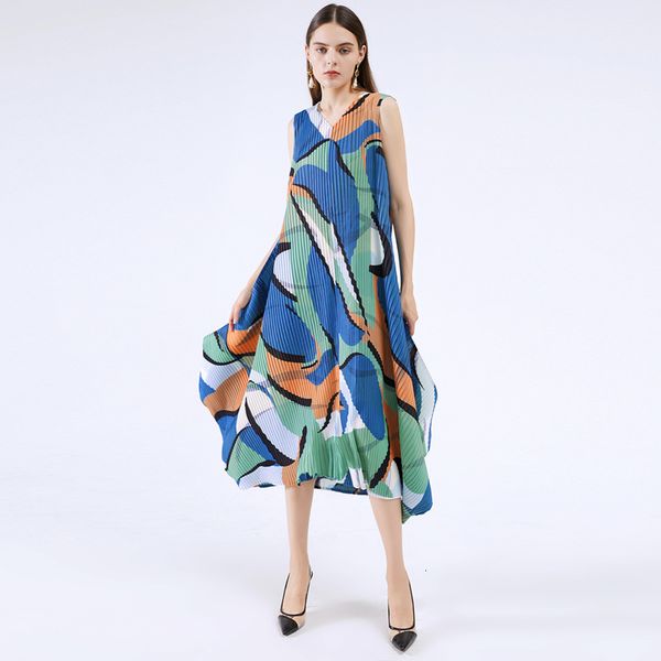 miyake plied no geometric sleeves painted printed summer v-neck waist large size beach dress, Black;gray
miyake plied no geometric sleeves painted printed summer v-neck waist large size beach dress, Black;gray