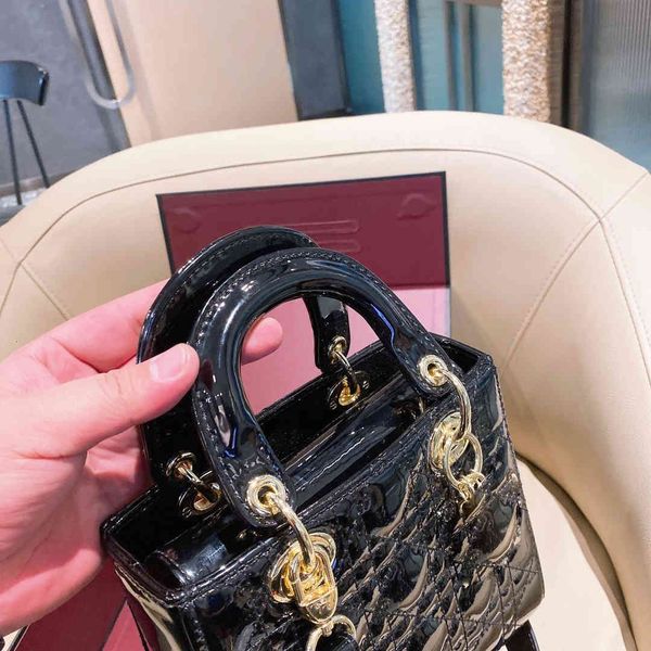lacquer letter pendant hand dijiachangqing princess bag can be slung on one shoulder
lacquer letter pendant hand dijiachangqing princess bag can be slung on one shoulder