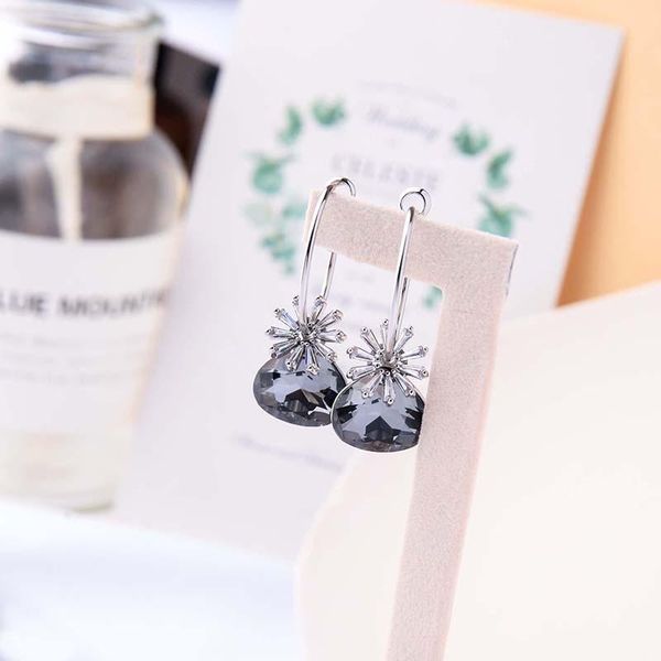 dangle & chandelier zircon square hollow out flowers fashion jewelry copper ear drop gold color crystal pendant earrings for women 2021, Silver
dangle & chandelier zircon square hollow out flowers fashion jewelry copper ear drop gold color crystal pendant earrings for women 2021, Silver