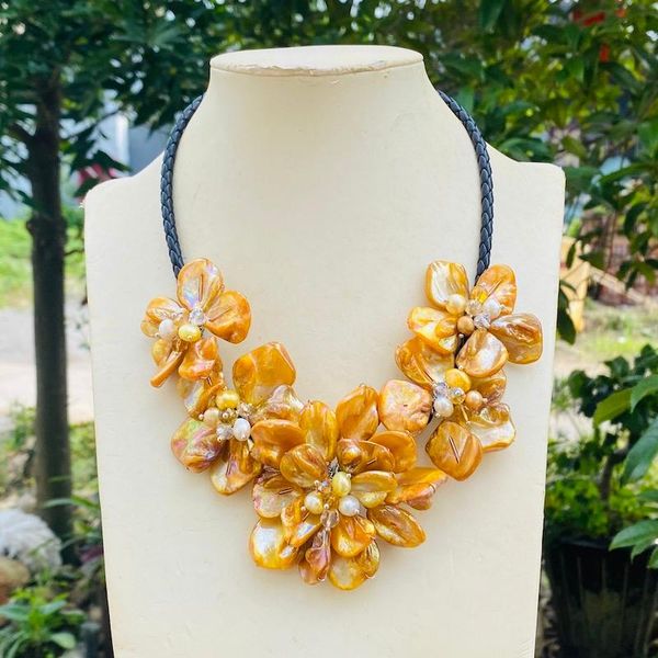 chokers handmade 48cm yellow shell white freshwater pearl flower necklace, Golden;silver
chokers handmade 48cm yellow shell white freshwater pearl flower necklace, Golden;silver