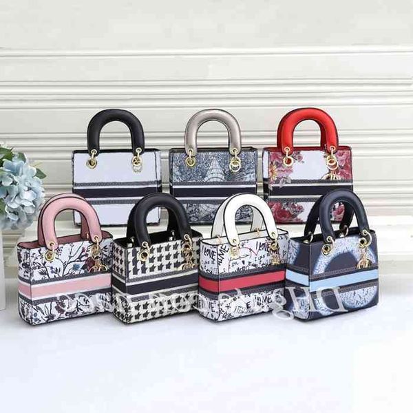 2021 brand designer shoulder bags ladies' temperament fashion luxury leather camera bag handbag size 20*8*17cmn
2021 brand designer shoulder bags ladies' temperament fashion luxury leather camera bag handbag size 20*8*17cmn