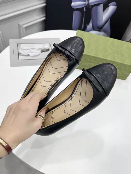 2022 fashion platform three color flat bottom high-end designer calf leather shoes size 34-42, Red;white
2022 fashion platform three color flat bottom high-end designer calf leather shoes size 34-42, Red;white