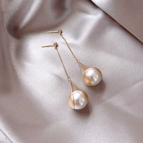 925 exquisite matte texture metal long tassel elegant pearl net red celebrity silver needle earrings
925 exquisite matte texture metal long tassel elegant pearl net red celebrity silver needle earrings