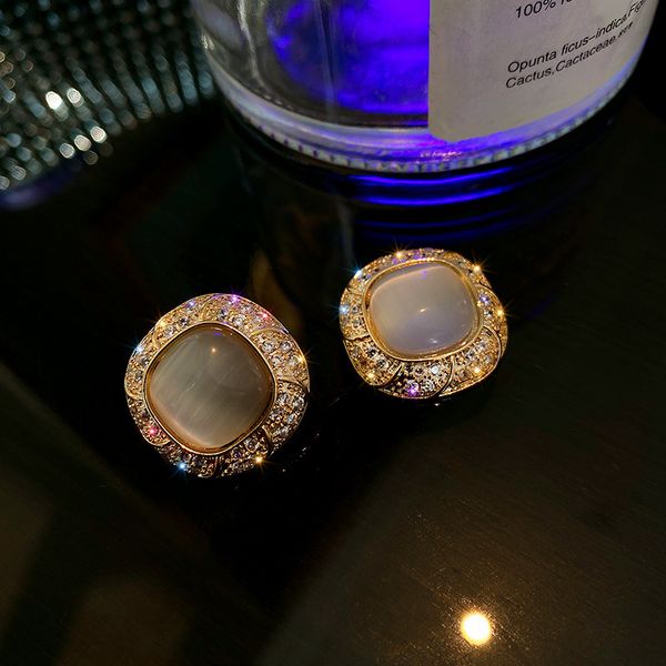 genuine gold electroplating 925 silver needle geometric diamond inlaid cat's eye earrings fashion temperament earrings simple personali
genuine gold electroplating 925 silver needle geometric diamond inlaid cat's eye earrings fashion temperament earrings simple personali