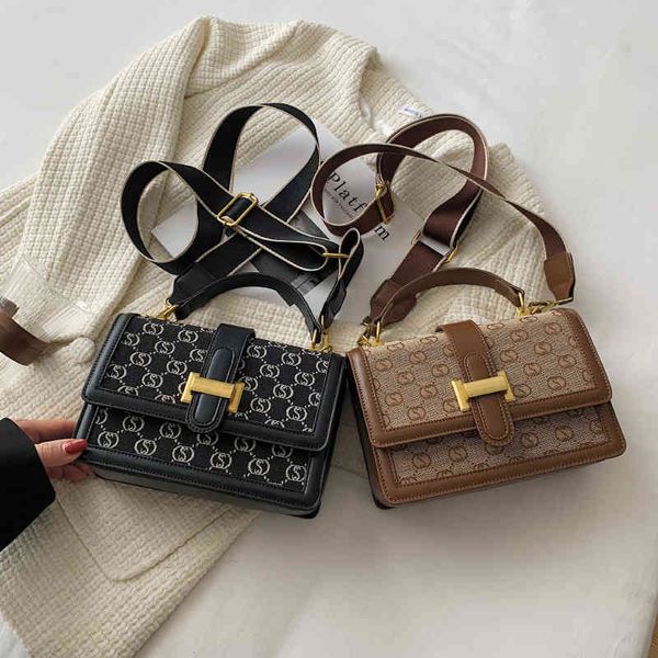 2022 factory wholesale handbag printed women's autumn winter portable small square korean wide shoulder strap foreign style single shou
2022 factory wholesale handbag printed women's autumn winter portable small square korean wide shoulder strap foreign style single shou