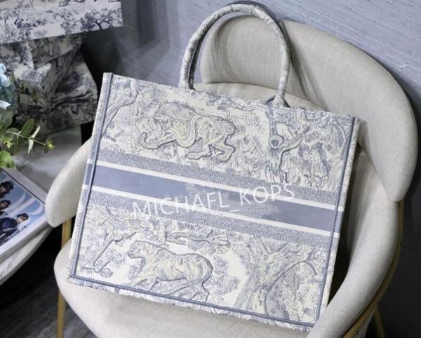 3d embroidered shopping bag 2021 classic tiger print large volume luxury designer brand double-sided embroidery tote bag
3d embroidered shopping bag 2021 classic tiger print large volume luxury designer brand double-sided embroidery tote bag