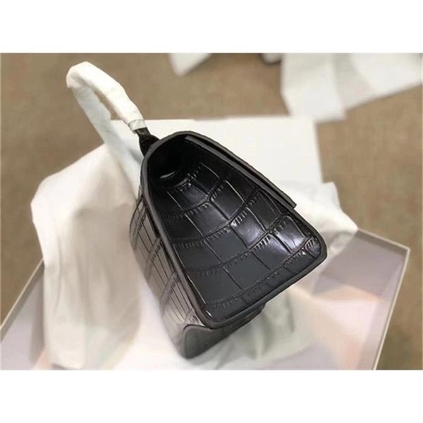 designer 2021 luxury handbag hourglass crossbody bag ladies fashion classic one shoulder portable full set gift box packaging 1
designer 2021 luxury handbag hourglass crossbody bag ladies fashion classic one shoulder portable full set gift box packaging 1
