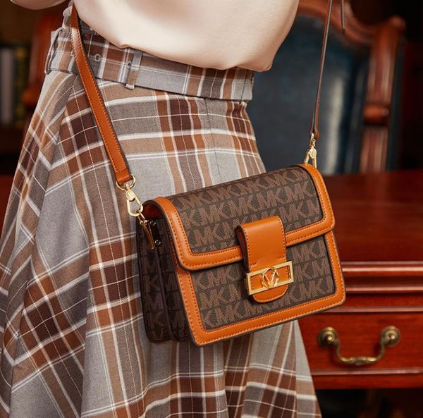 2021 spring color matching retro shoulder bags ttemperament female printing fashion handbag all-match messenger bag
2021 spring color matching retro shoulder bags ttemperament female printing fashion handbag all-match messenger bag