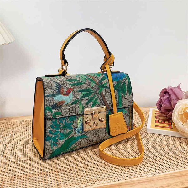 2022 factory wholesale new model small square women's single shoulder printed chain messenger texture bags, Black;red
2022 factory wholesale new model small square women's single shoulder printed chain messenger texture bags, Black;red
