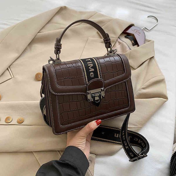 2022 factory wholesale handbag female autumn stone pattern portable small square lock single shoulder
2022 factory wholesale handbag female autumn stone pattern portable small square lock single shoulder