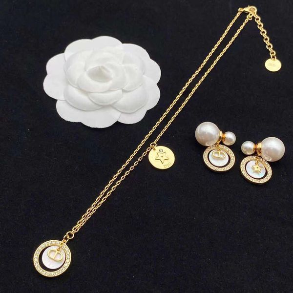 designer jewelry 2021 new letter inlaid rhinestone round brand pendant necklace female family size pearl earrings, Silver
designer jewelry 2021 new letter inlaid rhinestone round brand pendant necklace female family size pearl earrings, Silver