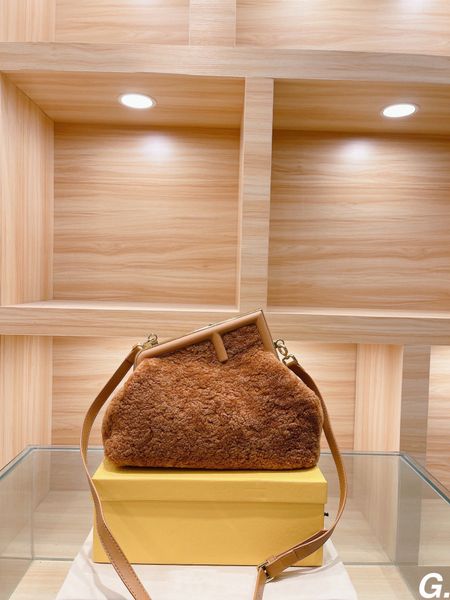 a 1 high grade bag cowhide silk slip noble luxury jewelry celebrity handbag ball fashion party bags fengdi inverted f brown fluff
a 1 high grade bag cowhide silk slip noble luxury jewelry celebrity handbag ball fashion party bags fengdi inverted f brown fluff