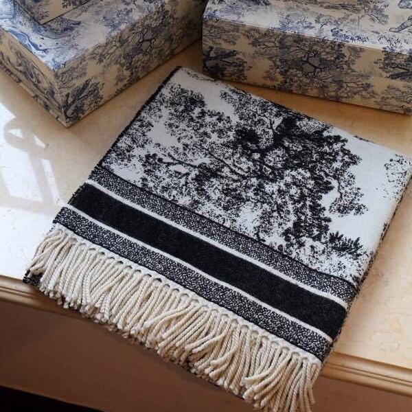 luxurys autumn and winter style designers letter scarf lovers tripe shawl classic box warm neck size 65 * 180cm, Blue;gray
luxurys autumn and winter style designers letter scarf lovers tripe shawl classic box warm neck size 65 * 180cm, Blue;gray