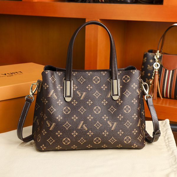 leather special counter 2021 new leather one shoulder middle aged women's cross carrying large capacity handbag
leather special counter 2021 new leather one shoulder middle aged women's cross carrying large capacity handbag