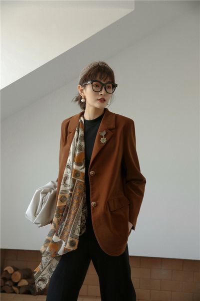 blazers 2021 spring temperament style europa retro lapel short suit with silk scarf loose casual woman jacket, White;black
blazers 2021 spring temperament style europa retro lapel short suit with silk scarf loose casual woman jacket, White;black
