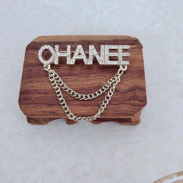 European and American letters diamond-studded chain brooch, wild high-end female temperament, personality big-name coat, western fittings, h, Gray
European and American letters diamond-studded chain brooch, wild high-end female temperament, personality big-name coat, western fittings, h, Gray
