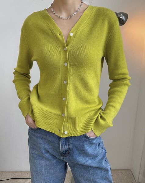 woman cashmere cardigan v-neck with buttons on back lovemoda women's sweaters, White;black
woman cashmere cardigan v-neck with buttons on back lovemoda women's sweaters, White;black