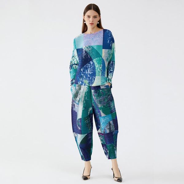 women's t-shirt pleated 2021 female autumn personality geometric printing suit long-sleeved harem pants two-piece, White
women's t-shirt pleated 2021 female autumn personality geometric printing suit long-sleeved harem pants two-piece, White