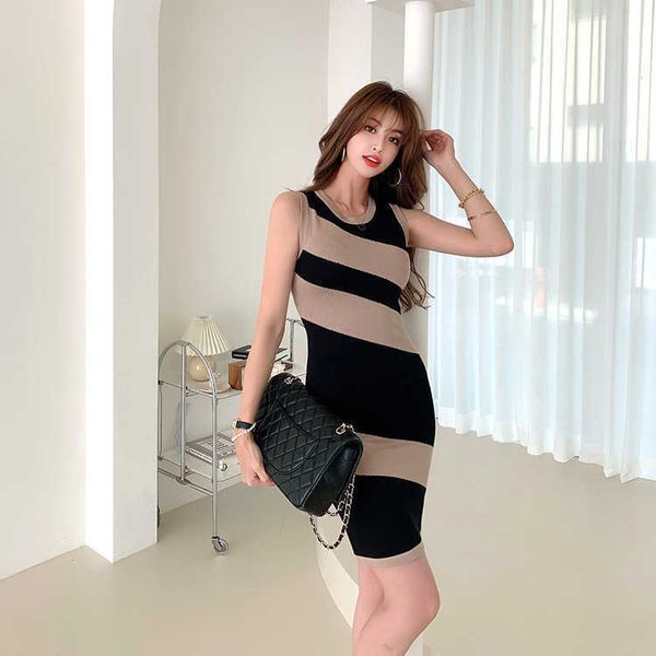 korean women's big striped hip knitted dress striped sleeveless zippers knee-length regular office lady 210603, Black;gray
korean women's big striped hip knitted dress striped sleeveless zippers knee-length regular office lady 210603, Black;gray