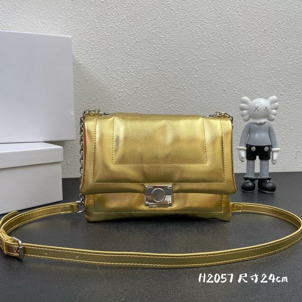 2022 new brand luxury clamshell bag handbag messenger bag full cowhide material metal letter km buttons 23*16*8cm
2022 new brand luxury clamshell bag handbag messenger bag full cowhide material metal letter km buttons 23*16*8cm
