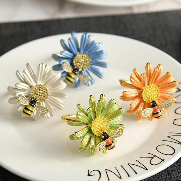 napkin rings 12pcs/sets creative bee flower button western-style zinc alloy ring high-end restaurant decoration
napkin rings 12pcs/sets creative bee flower button western-style zinc alloy ring high-end restaurant decoration
