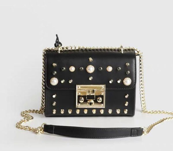 bolsas feminina limited 2023 outdoor bag new pearl handbag simple chain personality wild lvl messenger tide single shoulder small square pad 
bolsas feminina limited 2023 outdoor bag new pearl handbag simple chain personality wild lvl messenger tide single shoulder small square pad