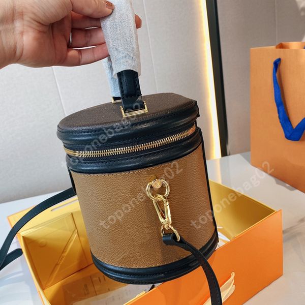 designer bag romantic styles smooth lines noble atmosphere small exquisite fashionable and versatile style diagonal hand holding dual use ty
designer bag romantic styles smooth lines noble atmosphere small exquisite fashionable and versatile style diagonal hand holding dual use ty