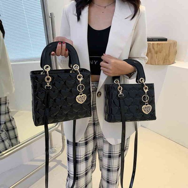 2022 latest luggage factory wholesale female trend single shoulder diagonal cross portable embroidered wire small square bag versatile style
2022 latest luggage factory wholesale female trend single shoulder diagonal cross portable embroidered wire small square bag versatile style