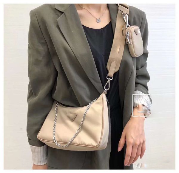 2020 new p three in one women's middle ancient crescent single shoulder messenger hand chain underarm bag 
2020 new p three in one women's middle ancient crescent single shoulder messenger hand chain underarm bag