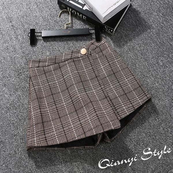 women's shorts 2021 fashion autumn and winter high waist wide leg plaid short pants, White;black
women's shorts 2021 fashion autumn and winter high waist wide leg plaid short pants, White;black