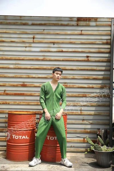 tracksuit miyake fold style v-neck three quarter coat + harem pants solid men leisure two-piece outfit, Gray
tracksuit miyake fold style v-neck three quarter coat + harem pants solid men leisure two-piece outfit, Gray