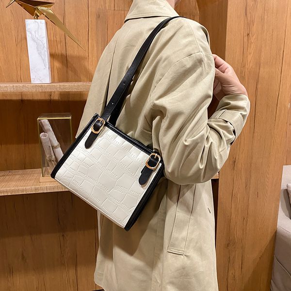 small fresh autumn bag 2021 fashion one shoulder armpit women's simple portable tote bag, Black;red 
small fresh autumn bag 2021 fashion one shoulder armpit women's simple portable tote bag, Black;red