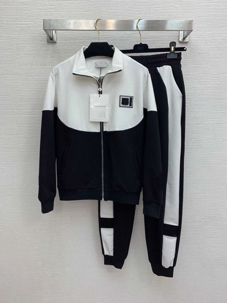 2020 high end rubber seal badge zipper jacket + elastic waist drawstring sweatpants suit, Tan;black
2020 high end rubber seal badge zipper jacket + elastic waist drawstring sweatpants suit, Tan;black