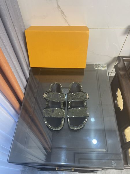 luxury brand designer women's platform perforated sandal slippers made of transparent materials fashionable lovely sunny 0709, Black
luxury brand designer women's platform perforated sandal slippers made of transparent materials fashionable lovely sunny 0709, Black