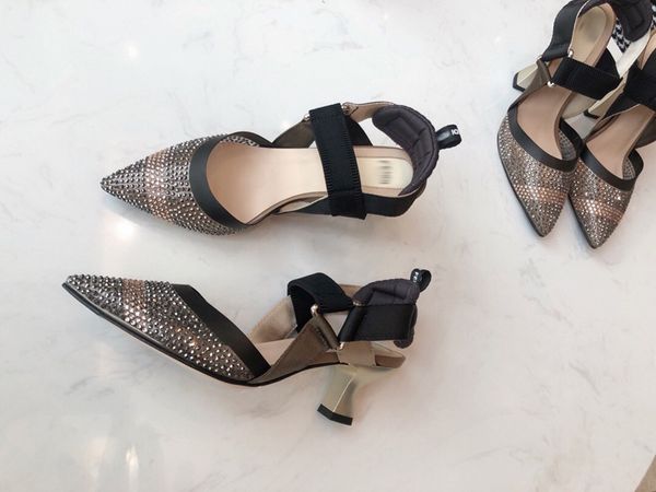 2021 good quality fashion women luxurys designers shoes designer sandals womens luxury high heels sandal dress shoess with box size 35-41 -k, Black
2021 good quality fashion women luxurys designers shoes designer sandals womens luxury high heels sandal dress shoess with box size 35-41 -k, Black