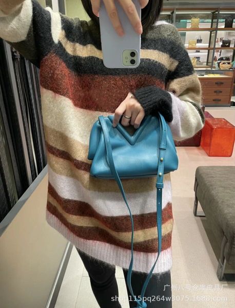 bottega inverted triangle dumpling point cloud portable mini one shoulder messenger women's small square bag designer handbag wan
bottega inverted triangle dumpling point cloud portable mini one shoulder messenger women's small square bag designer handbag wan