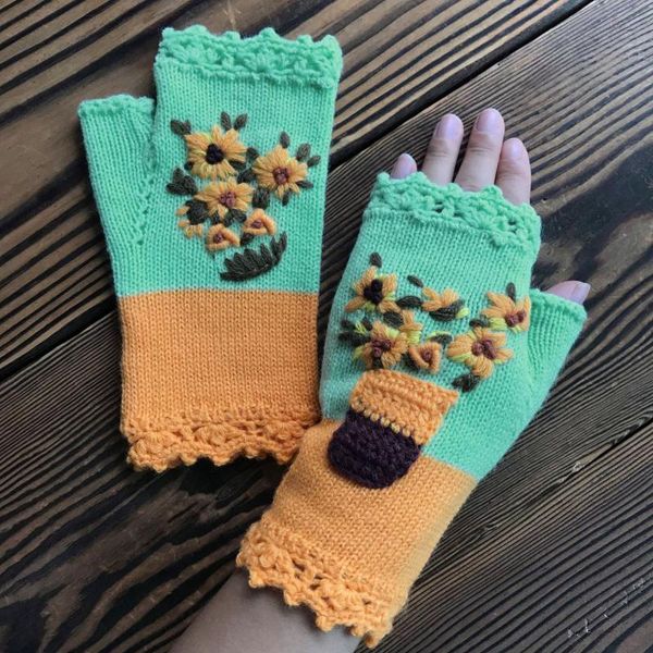 five fingers gloves women' winter daisy hand embroidered warm wool knitted, Blue;gray
five fingers gloves women' winter daisy hand embroidered warm wool knitted, Blue;gray