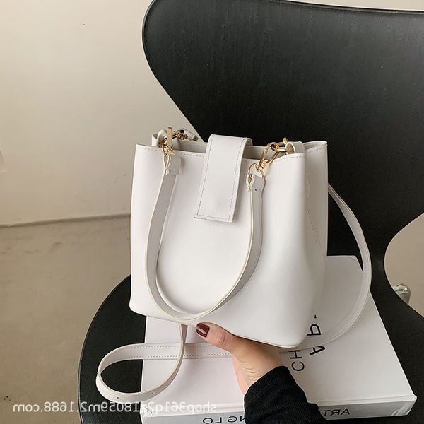women's new 2021 spring and summer korean version fashion atmosphere simple portable bucket single shoulder messenger bag commuter
women's new 2021 spring and summer korean version fashion atmosphere simple portable bucket single shoulder messenger bag commuter