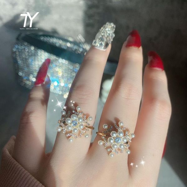 rotating pearl zircon metal snowflake shaped open rings for woman fashion korean jewelry wedding party unusual finger ring cluster, Golden;silver
rotating pearl zircon metal snowflake shaped open rings for woman fashion korean jewelry wedding party unusual finger ring cluster, Golden;silver