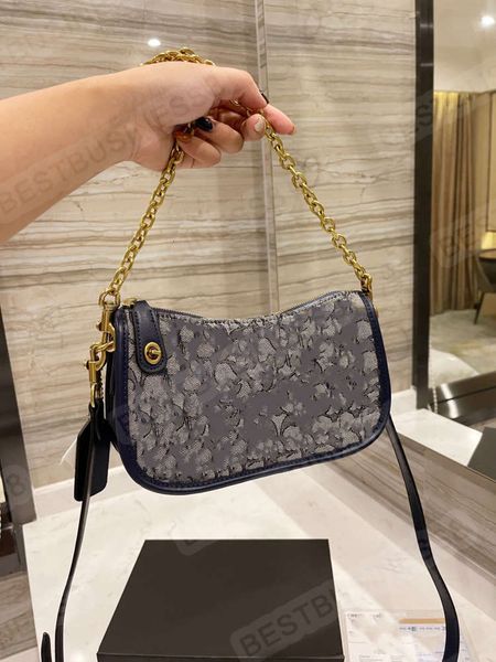 european and american fashion big-name wild one-shoulder messenger underarm handbag size 23 12 gift box packaging
european and american fashion big-name wild one-shoulder messenger underarm handbag size 23 12 gift box packaging