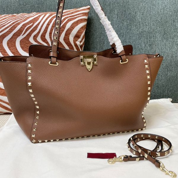 super large rivet leather tote bag women shopping handbag retro brass process effect treatment metal cowhide lining interior zipper type
super large rivet leather tote bag women shopping handbag retro brass process effect treatment metal cowhide lining interior zipper type