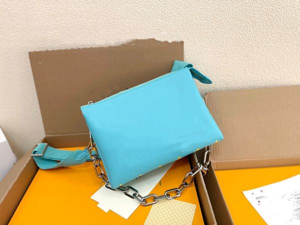 the chain package senior relief embossing bag inspiration comes from a parody of street brand large shopping bags luxury design
the chain package senior relief embossing bag inspiration comes from a parody of street brand large shopping bags luxury design