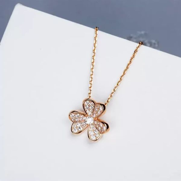 100% silver clover necklace two colors one piece fashion jewelry ladies party gift
100% silver clover necklace two colors one piece fashion jewelry ladies party gift