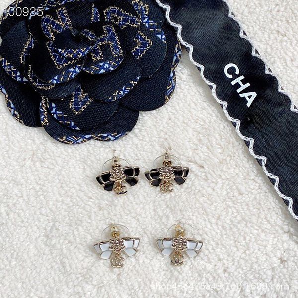 new bow designed by a small group of fashion and versatile letter . women's earrings are anti allergic s925, Golden
new bow designed by a small group of fashion and versatile letter . women's earrings are anti allergic s925, Golden