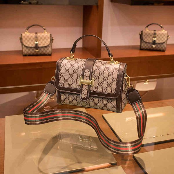 luxury handbags and storage small female 2021 new chaowang red korean version one shoulder atmospheric hand fashion mess
luxury handbags and storage small female 2021 new chaowang red korean version one shoulder atmospheric hand fashion mess