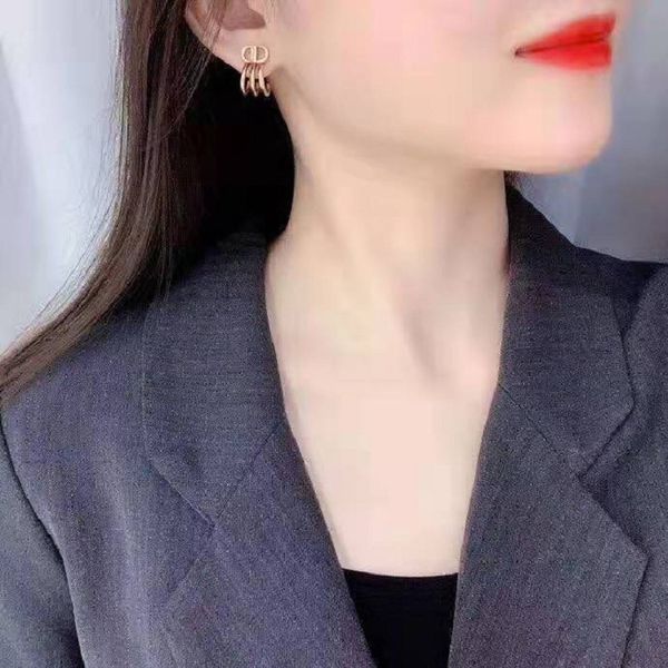 aaa designer jewelry new letter three claw stud s925 silver needle fashion earrings opfo
aaa designer jewelry new letter three claw stud s925 silver needle fashion earrings opfo