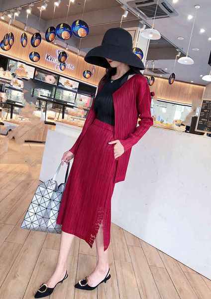 dress miyake fold fashion word long sleeve o-neck cardigan coat + solid skirt hollow out two-piece suit, Black;gray
dress miyake fold fashion word long sleeve o-neck cardigan coat + solid skirt hollow out two-piece suit, Black;gray